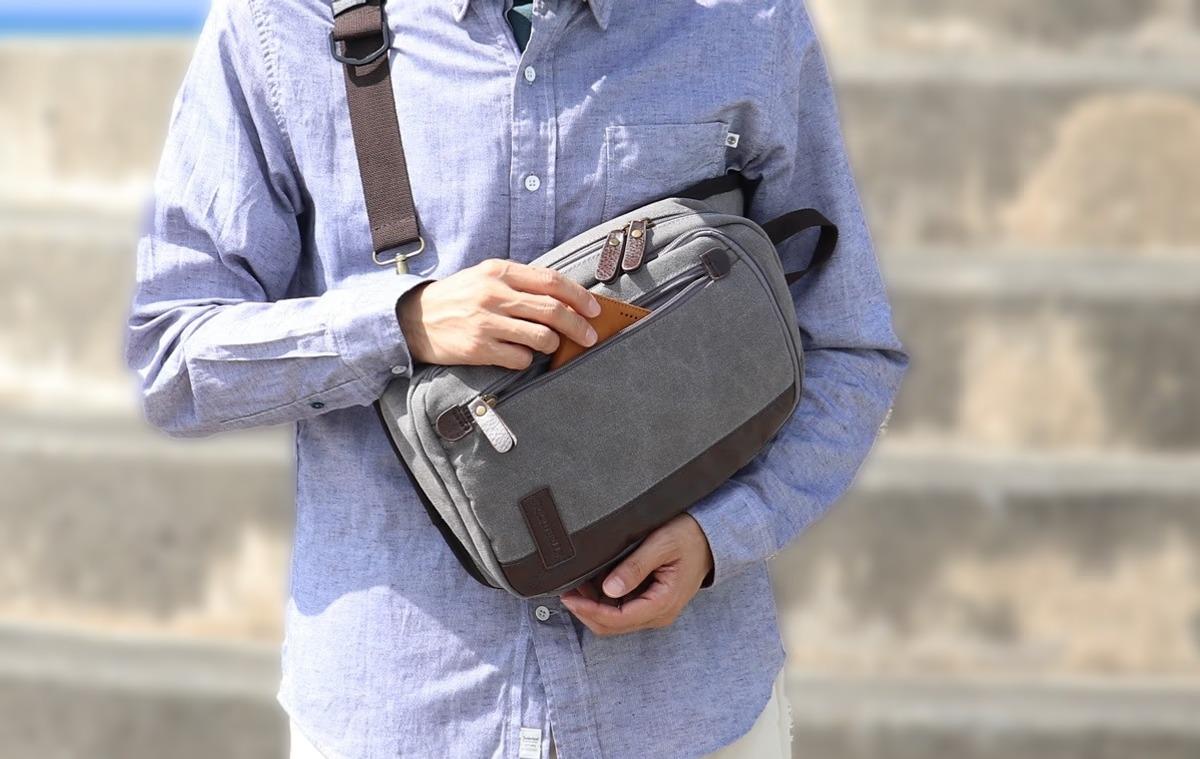 バックルはそのまま使用。ANAのシートベルトを再利用したバッグ