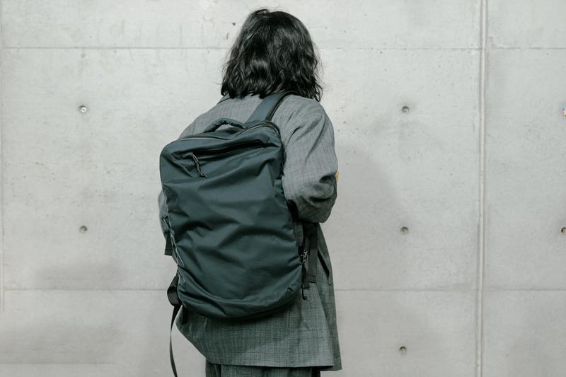 東レの日傘生地から生まれたバックパック。寒さ・暑さ・雨に強いから