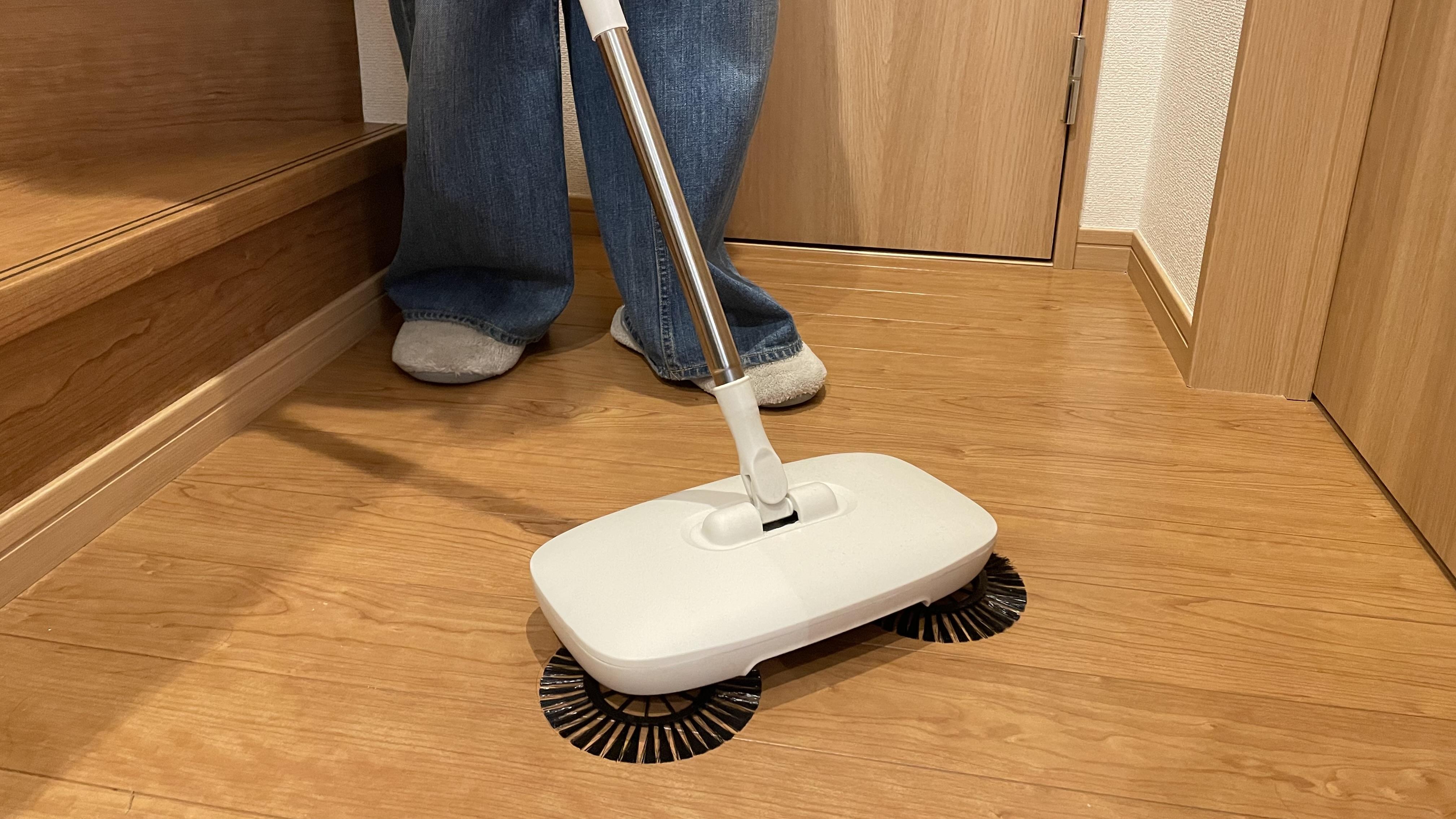 まるで小さな清掃車。3COINSの電気がいらないメカ掃除ツール