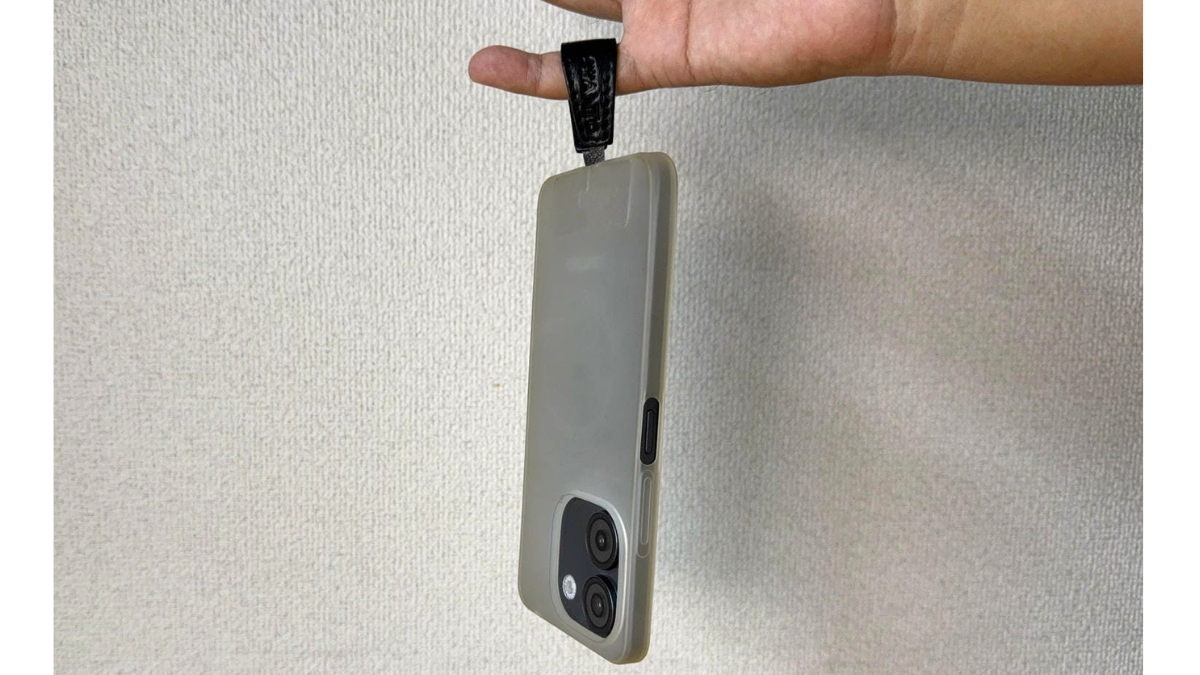 これ、本当にスマホリング?指にそっと引っ掛ける3gの革タブで、片手操作の可動域が爆上がりした