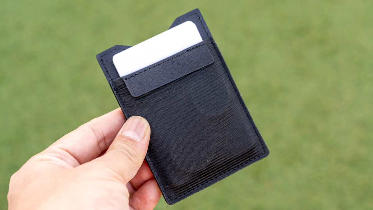 これ、名刺入れじゃなくて財布なんです。驚くほどミニマルで、ちゃ〜んと使える！