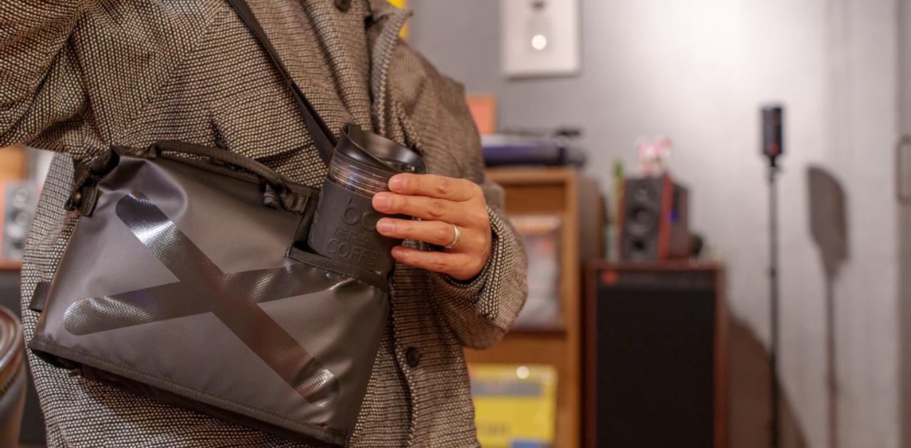 手がふさがる問題”から自由に。1秒ポケット付きショルダー｢HydroBarrel