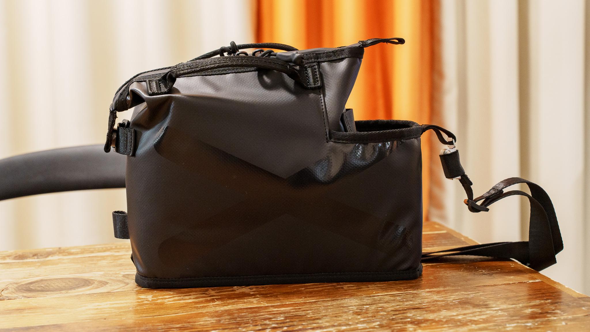 手がふさがる問題”から自由に。1秒ポケット付きショルダー｢HydroBarrel