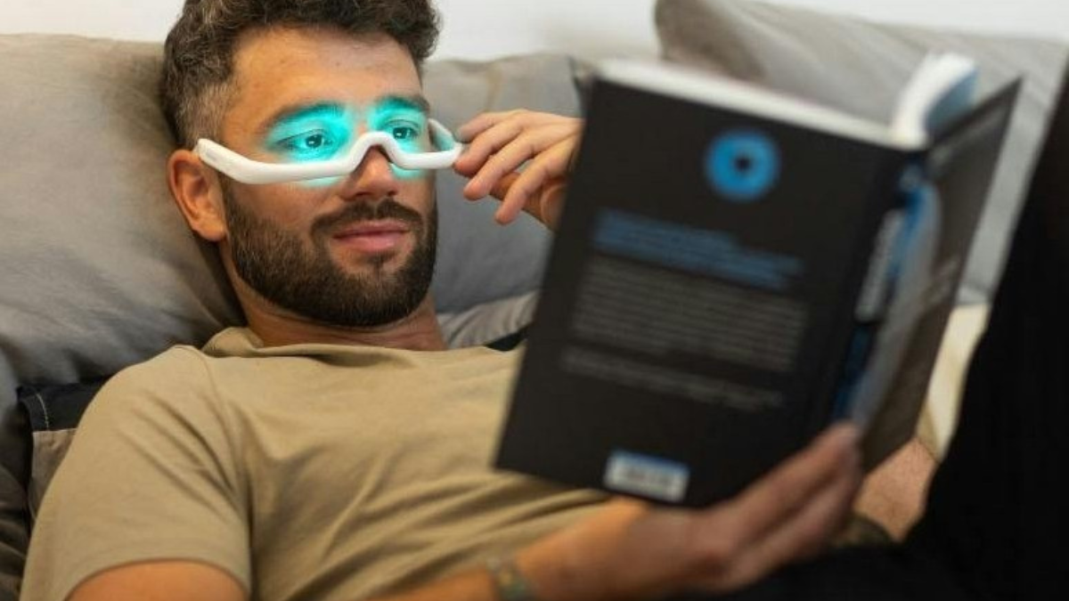 早朝の眠気に効くメガネ。光で体内時計をハックする方法
