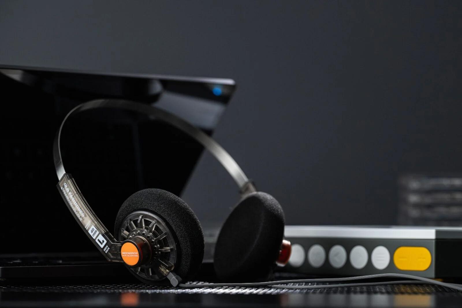 お値段4000円ほど。90年代を感じるスケルトンなヘッドホン