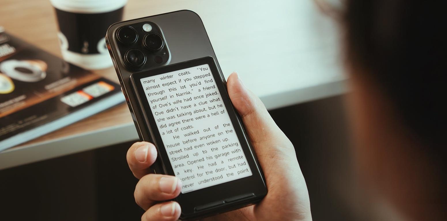 磁石でピタッとつける超コンパクト電子リーダー。力技でデュアル