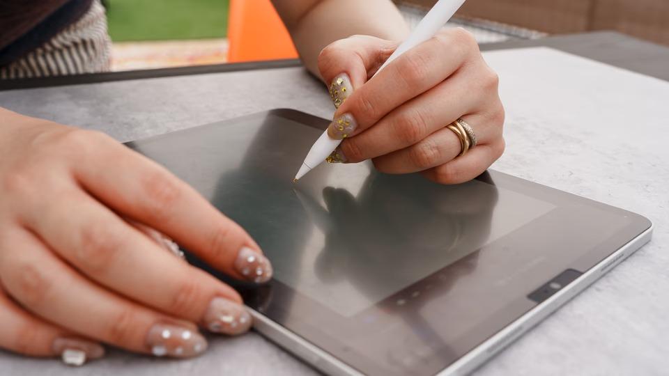 より手書き感も出せる。Apple Pencilのカツカツ音と滑りを一発解決するアイテム