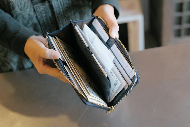 カード20枚入るのに膨みにくい。収納と仕分けが得意なスリム長財布を