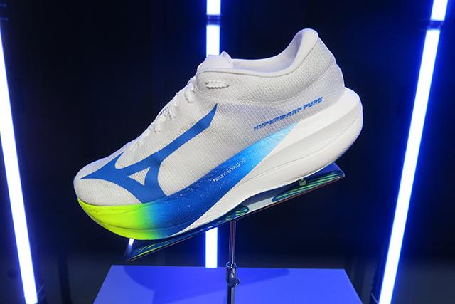 Mizuno Alpen Japan (カーボン入り) カーボンプレート搭載でわずか約137g。ミズノの本気を感じる厚底