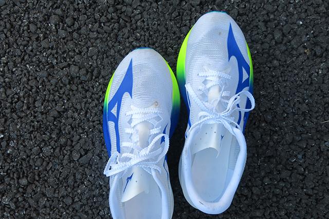 カーボンプレート搭載でわずか約137g。ミズノの本気を感じる厚底