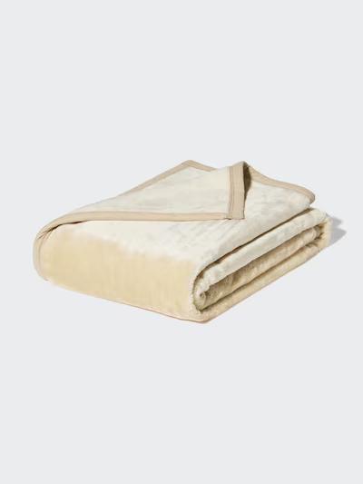 ユニクロが作った毛布｢ヒートテックモウフ｣でぬくぬくに包まれる