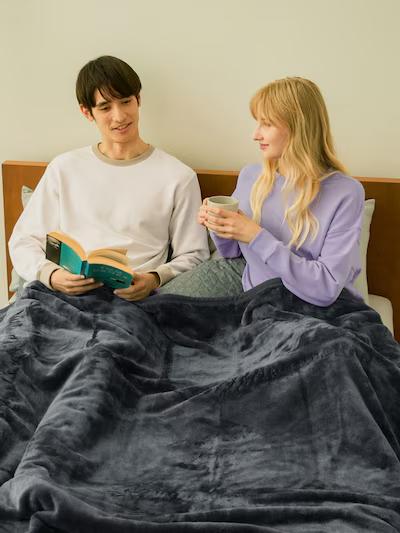 ユニクロが作った毛布｢ヒートテックモウフ｣でぬくぬくに包まれる
