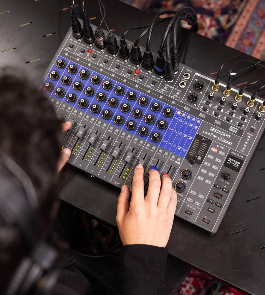 アナログの操作感 × デジタルの便利さ。LiveTrak L12nextはミキサーの