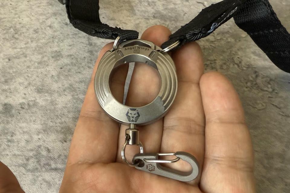 スマホも鍵も財布も、全部これ1本でOK。チタン合金のEDCストラップが気