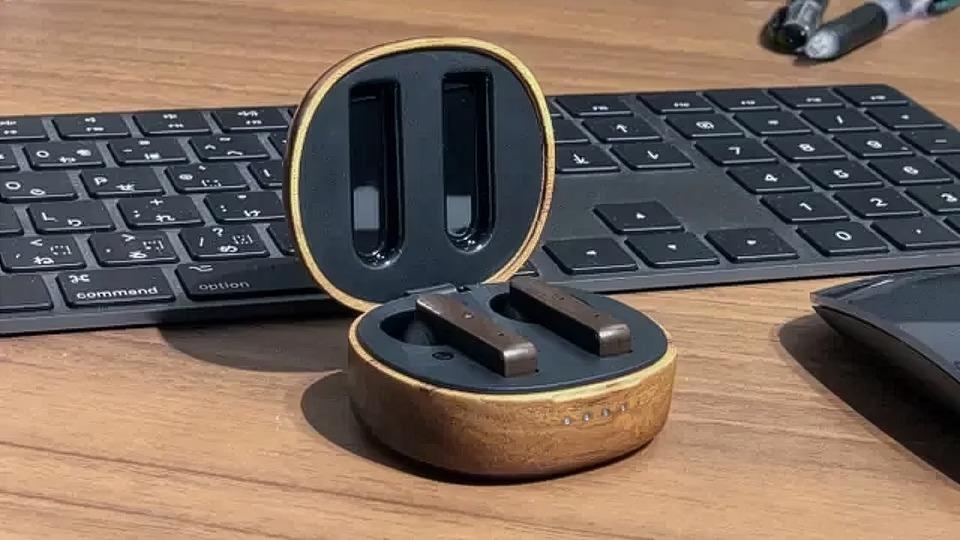 天然木のワイヤレスイヤホン。見かけによらず低音域が得意な機能派です