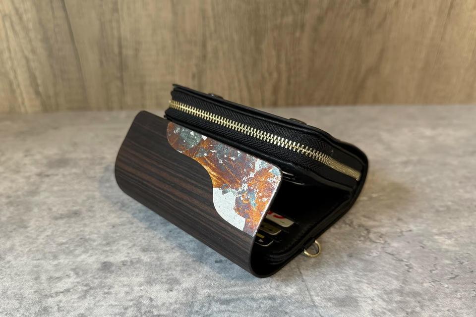 デジタル疲れにはアナログな質感を。毎日持ち歩く小さな財布