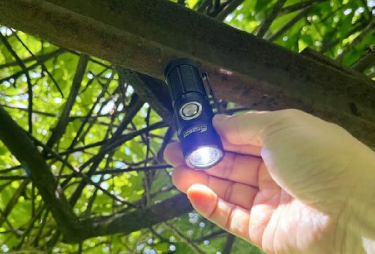 爆光で350m先まで明るく照らす。ほぼ親指サイズの懐中電灯