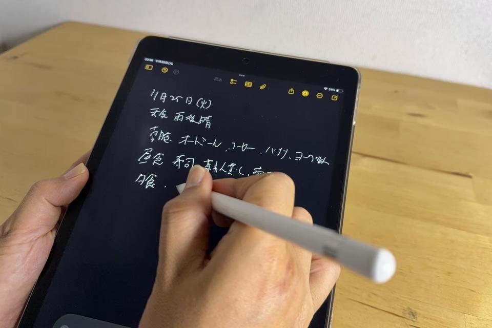 Apple Pencilに付け替えるだけのペン先。紙に描いているみたいな感触に