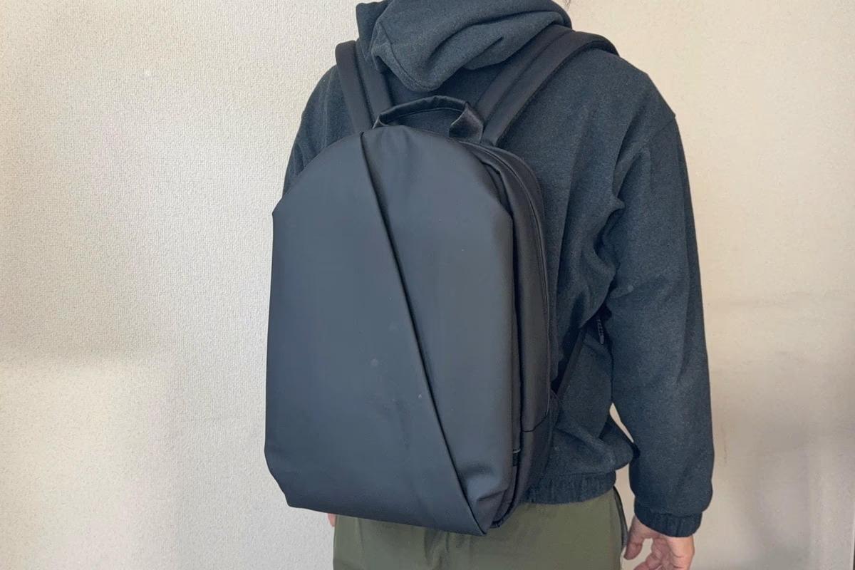 14インチPCが入るのに存在感は控えめ。電車移動が多いなら、これくらいのサイズ感が正義