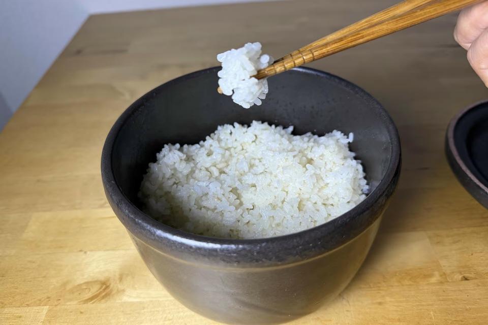 ただの陶器じゃない。電子レンジに入れると呼吸してご飯を蘇らせる器