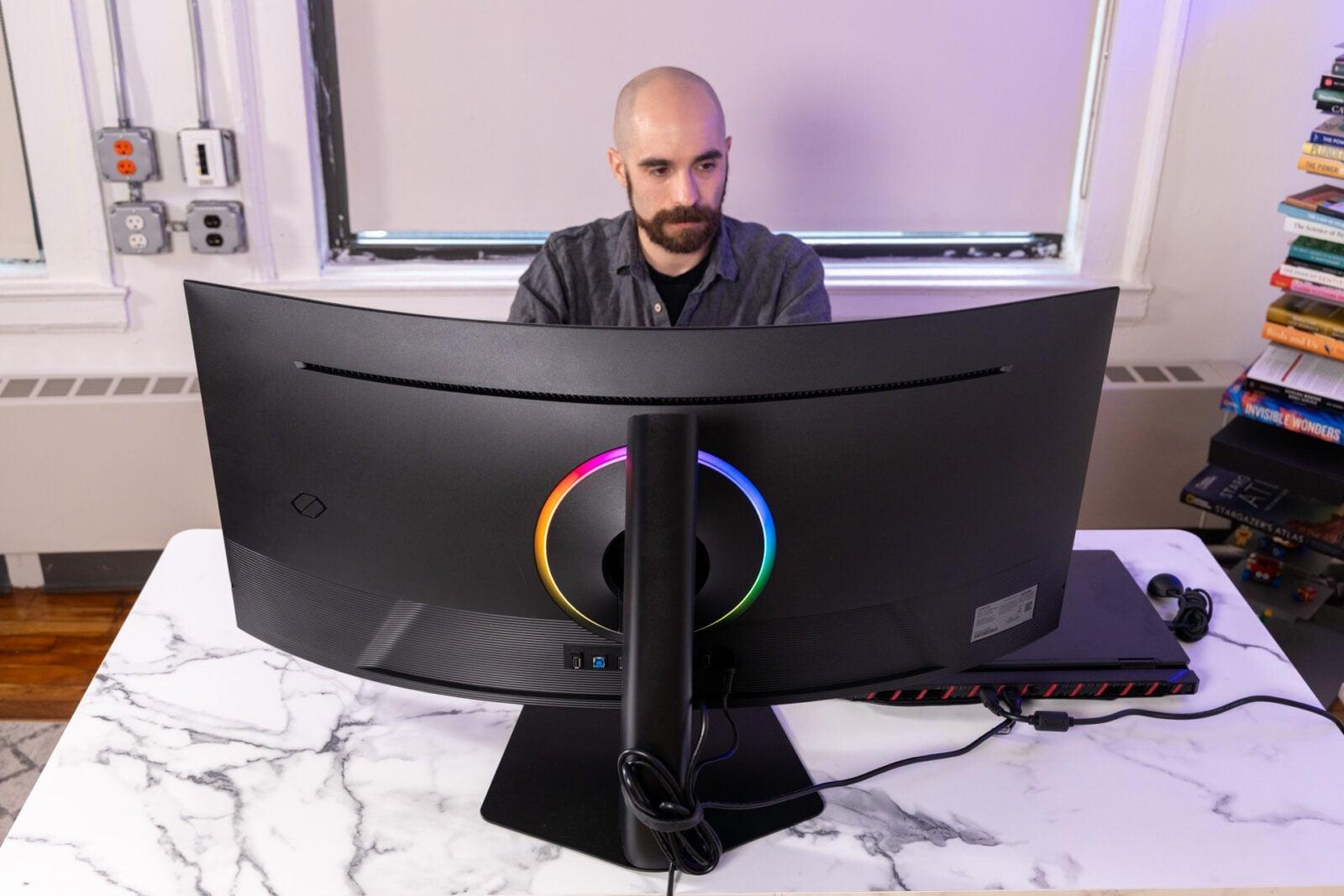 モバイルできる24インチ・モニター→ カバーを外せばプロジェクターに