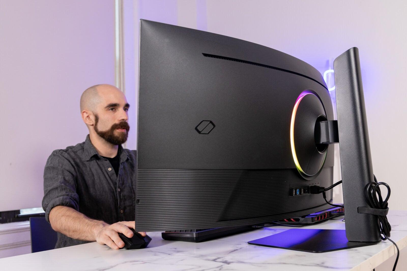 サムスン40インチ湾曲ゲーミングモニター。暗所プレイの没入感スゴい