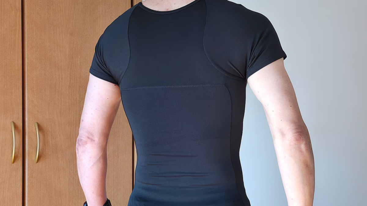 「デスクワーク猫背」のソリューション。着るだけって簡単過ぎる