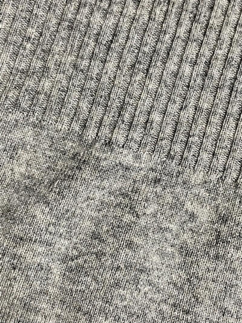 つけっぱなしでもごく自然に見える。カシミヤのリブスヌードが手放せ