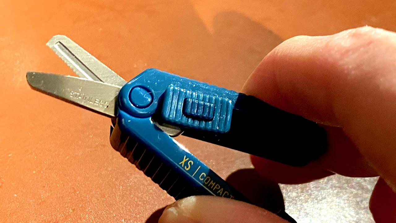 刃渡りわずか15mm。それでもしっかり切れる折りたたみハサミ