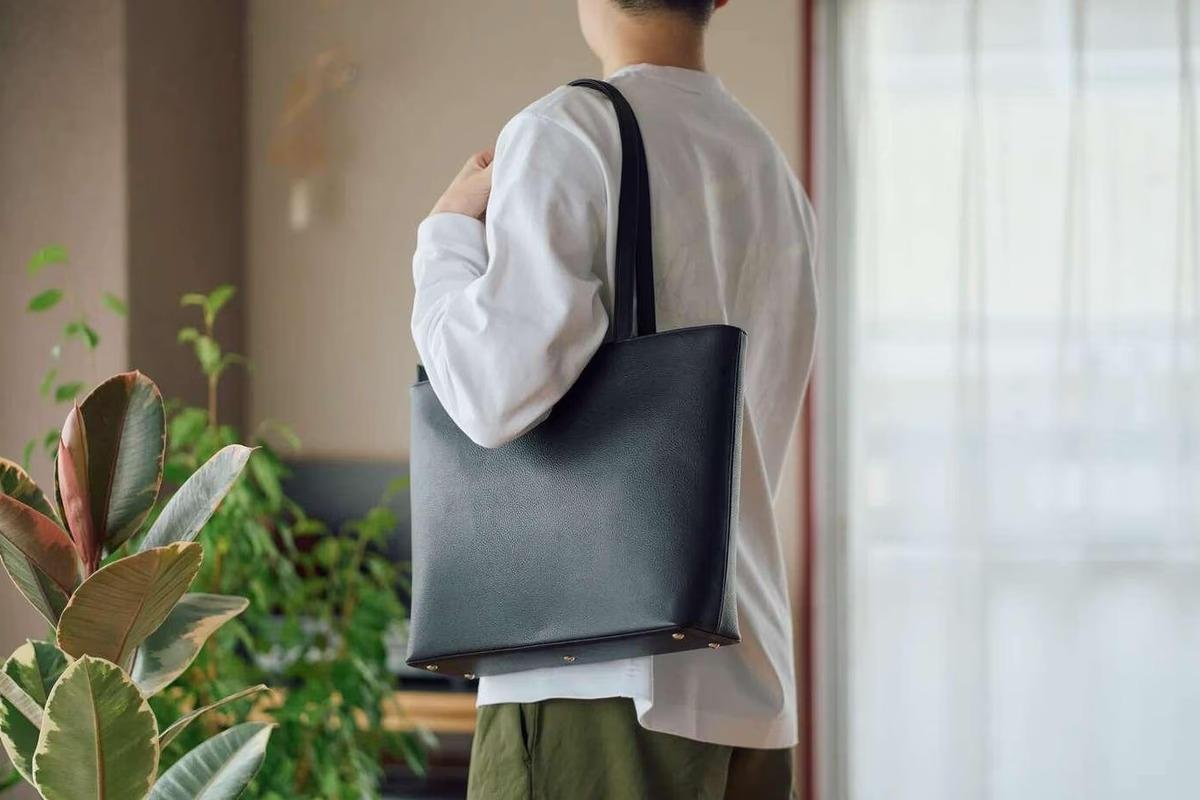 どんなシーンにも対応する、ザ・ベーシックな本革トート