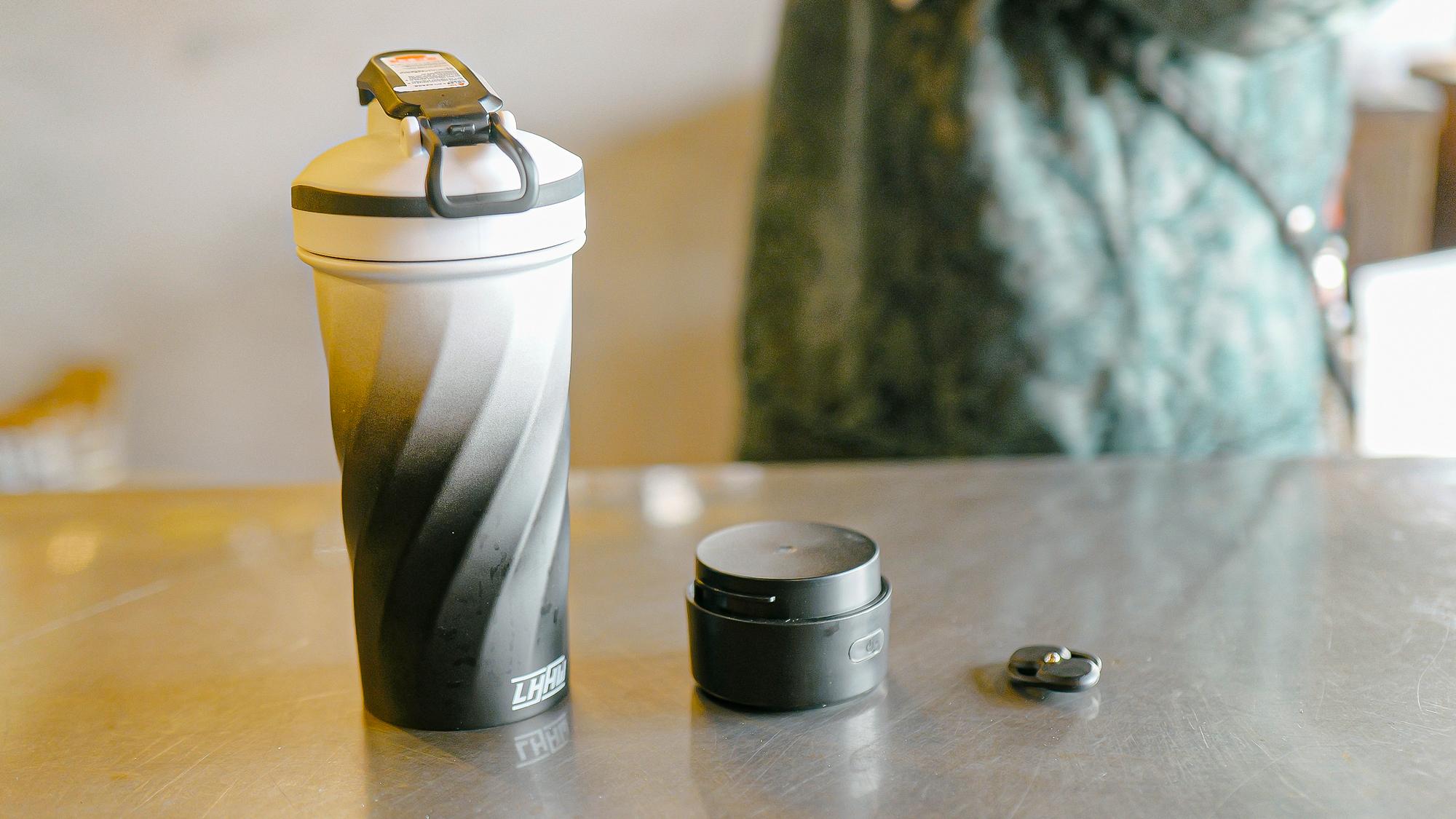 プロテインまだ振って作ってる？ 自動撹拌なサーモタンブラーで手軽にダマ無しの一杯を