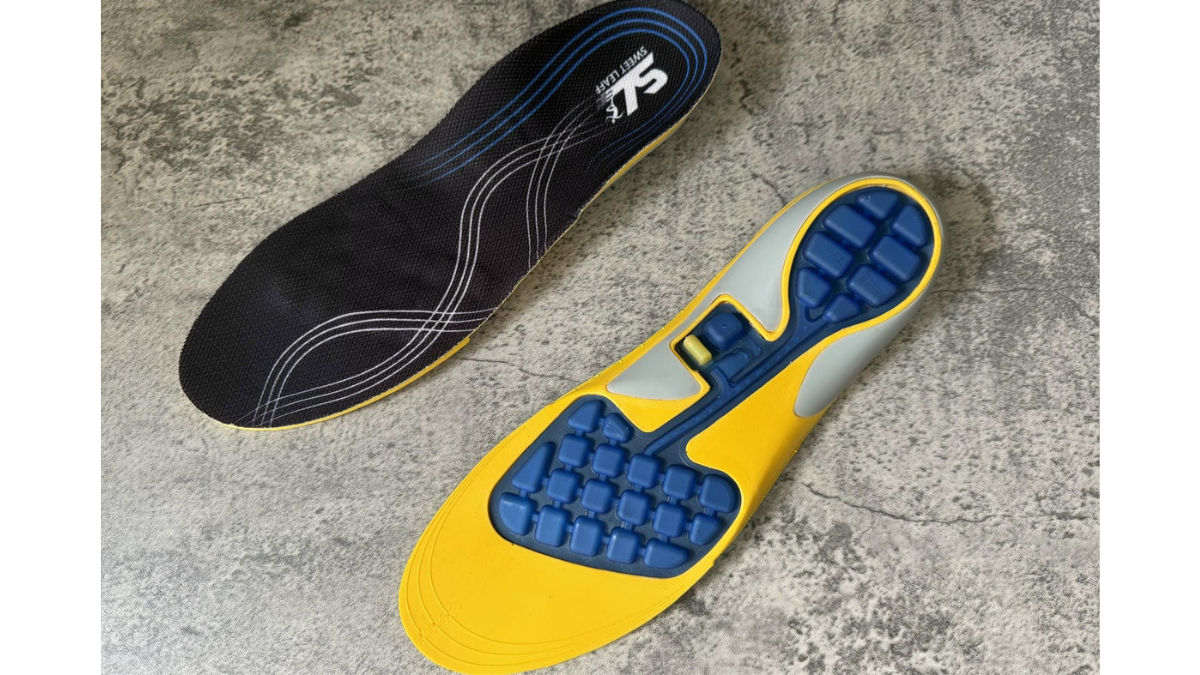 靴にポンプって邪魔じゃない？ タイトな革靴で試したら、意外なほど違和感ゼロだった