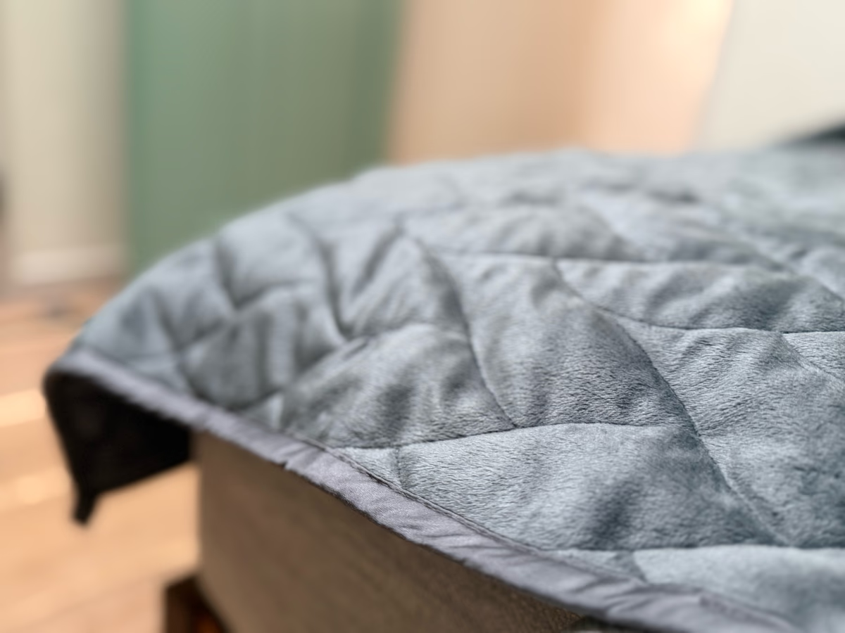 「朝までぐっすり眠れた」感を味わえると噂の掛け布団、重さなんと最大8kg