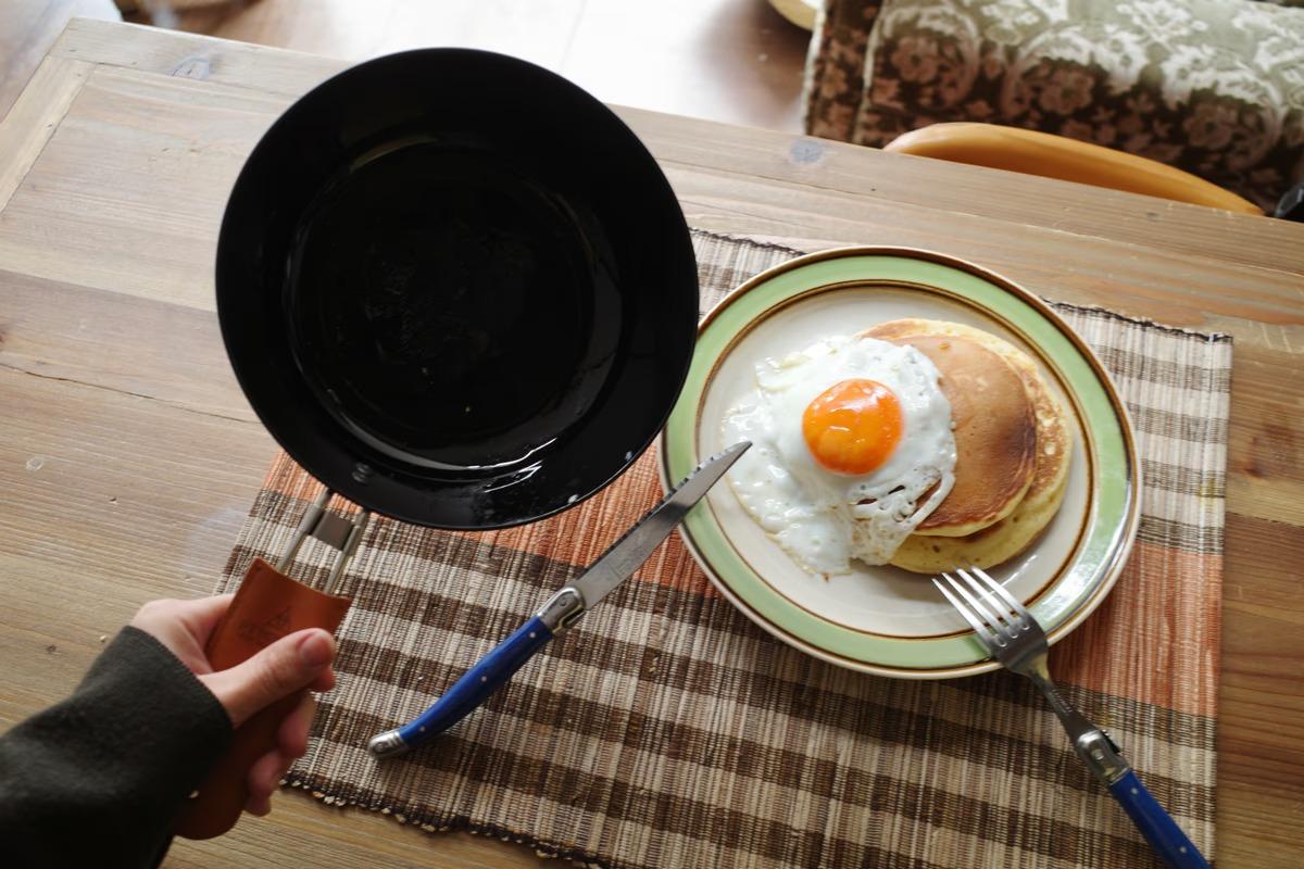 アウトドアにも家キッチンにも。折りたためる純チタンパンがめちゃ便利