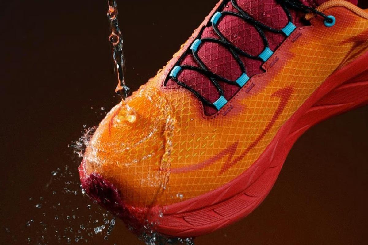 泥も水たまりも気にしない。｢地面に吸い付く｣ グリップ力と驚異の軽さ