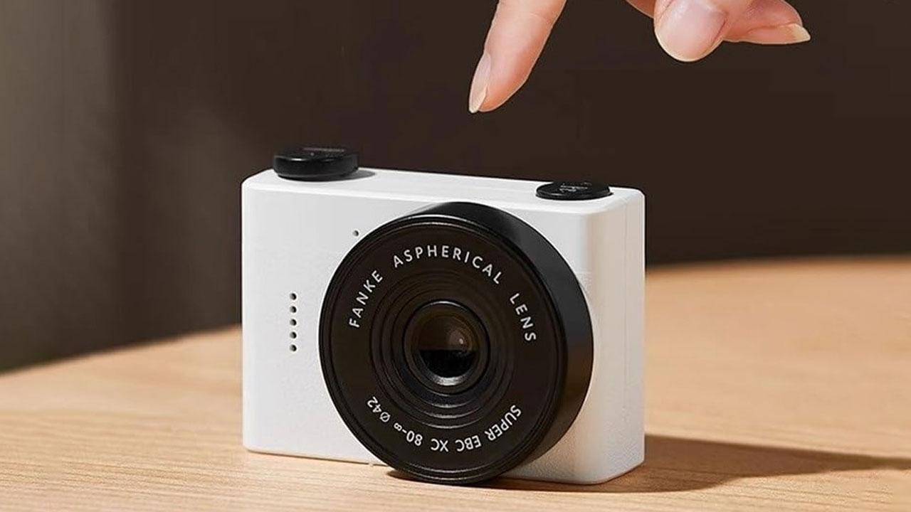 エモく撮ろう。手のひら半分サイズのレトロトイカメラ