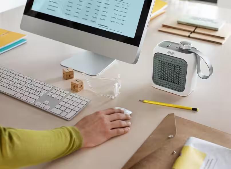 デロンギの小型ヒーター45％オフ！デスクに置けるサイズ感が絶妙。手元の冷えをさらっと解決