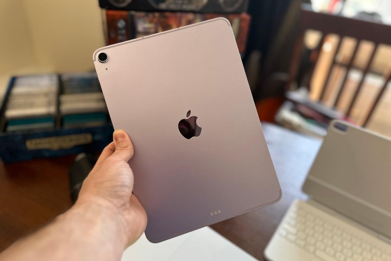 有機ELのMacBook Proに折りたたみiPhone！ 2026年にリリースが期待され