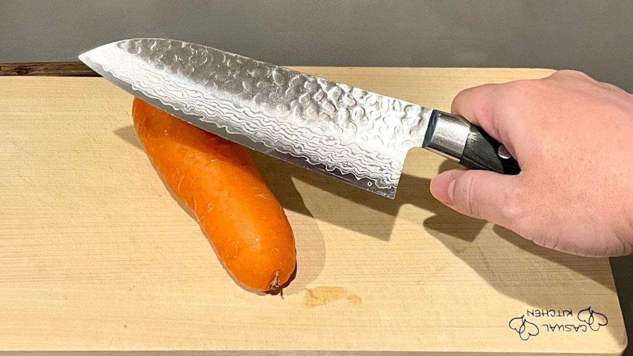 5年使っても切れ味バツグン。ダマスカス三徳包丁は研ぎ石の出番がない