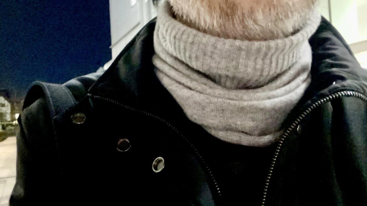 つけっぱなしでもごく自然に見える。カシミヤのリブスヌードが手放せない