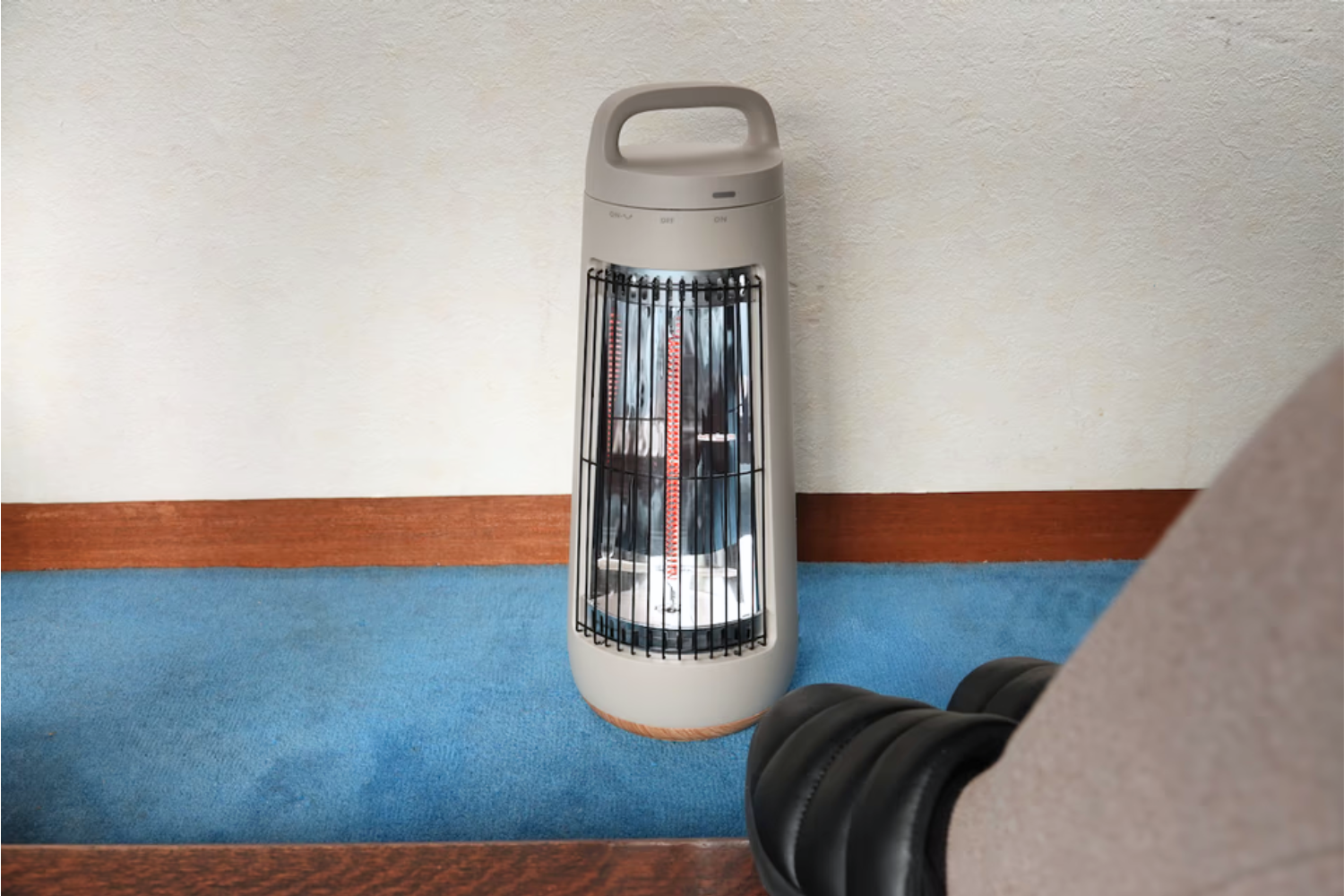 足元の冷え対策に最高なカーボンヒーター。もっと早く出会いたかった