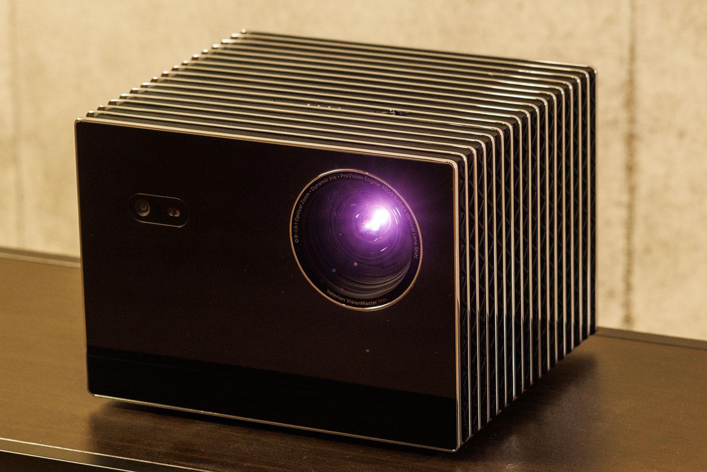 高級4Kプロジェクターの実力を知ると、テレビなし生活だって現実味を