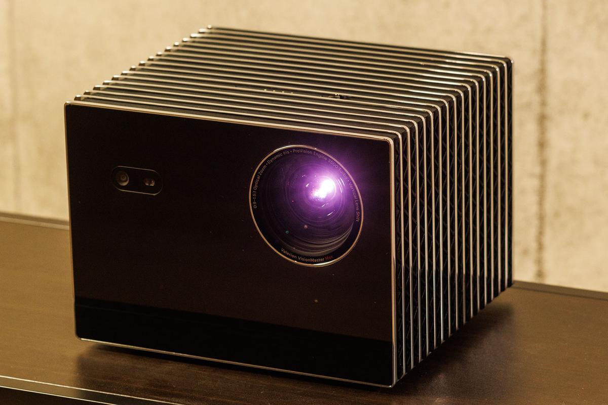 高級4Kプロジェクターの実力を知ると、テレビなし生活だって現実味を 
