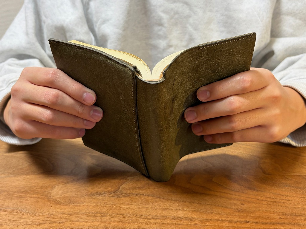 どんな厚みの文庫本にもジャストフィット。不思議な本革ブックカバー