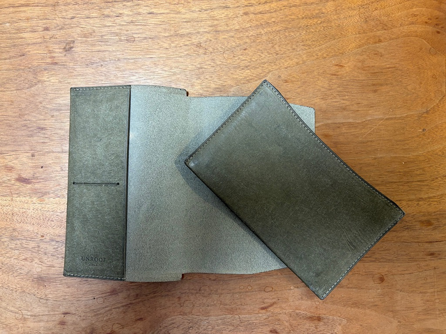 どんな厚みの文庫本にもジャストフィット。不思議な本革ブックカバー