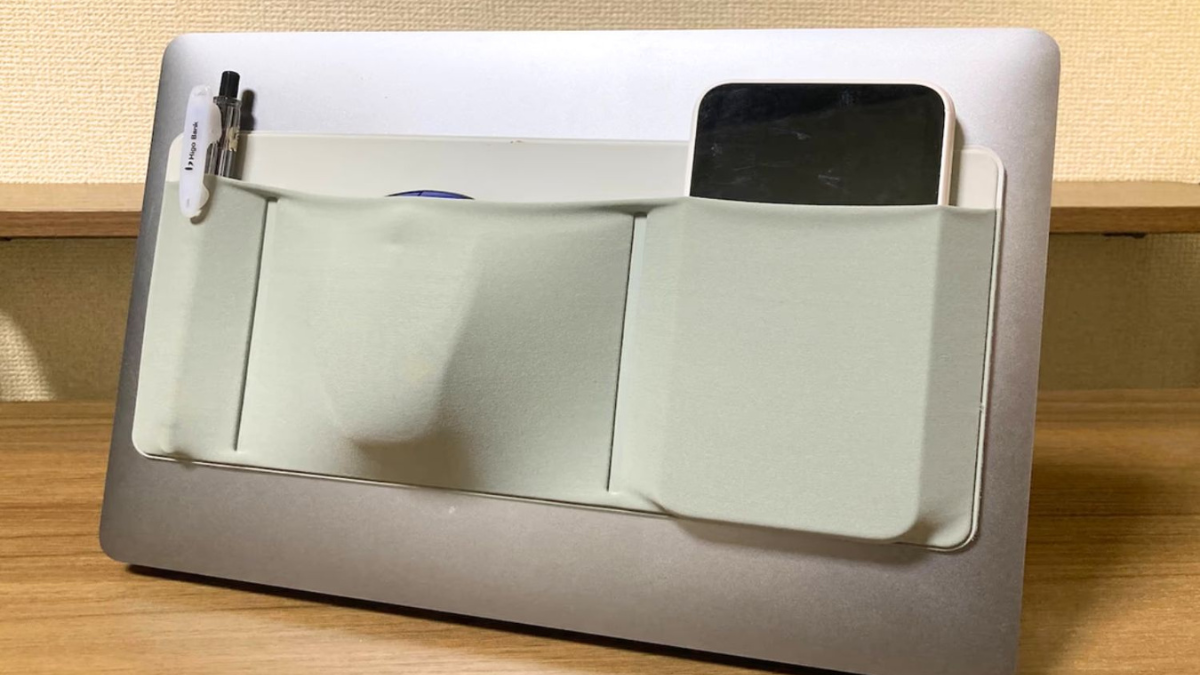 「PCの上に乗せて滑落」でもう泣かない。荷物を同期させるポケットでサクッと社内移動