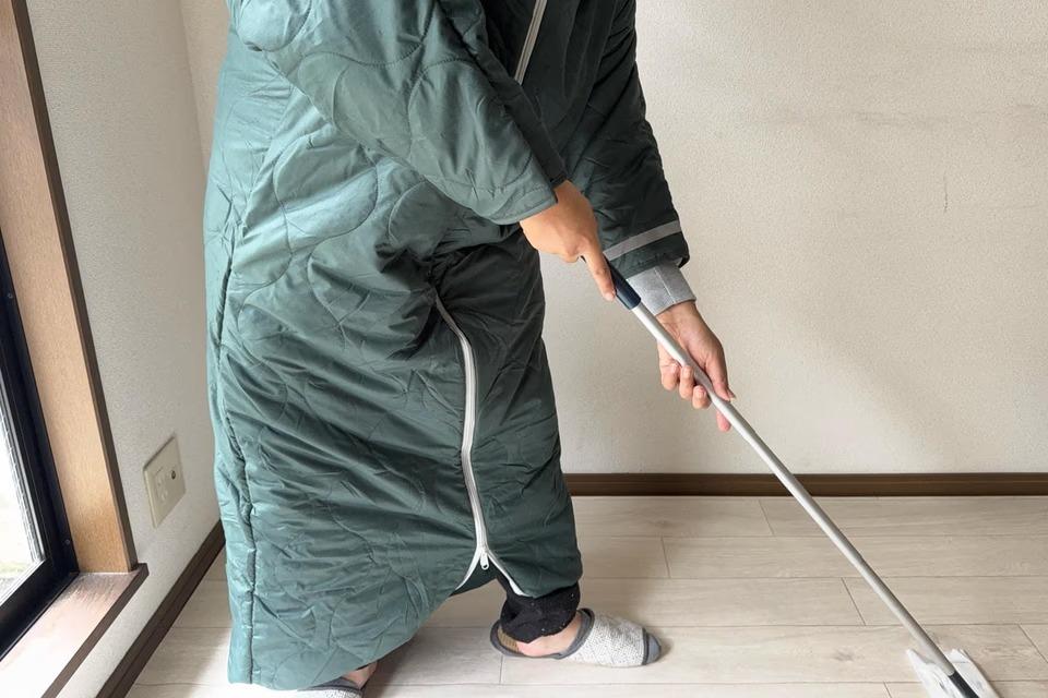 PC作業も掃除も着たままできる。機動力が高すぎる「歩ける寝袋」を試し