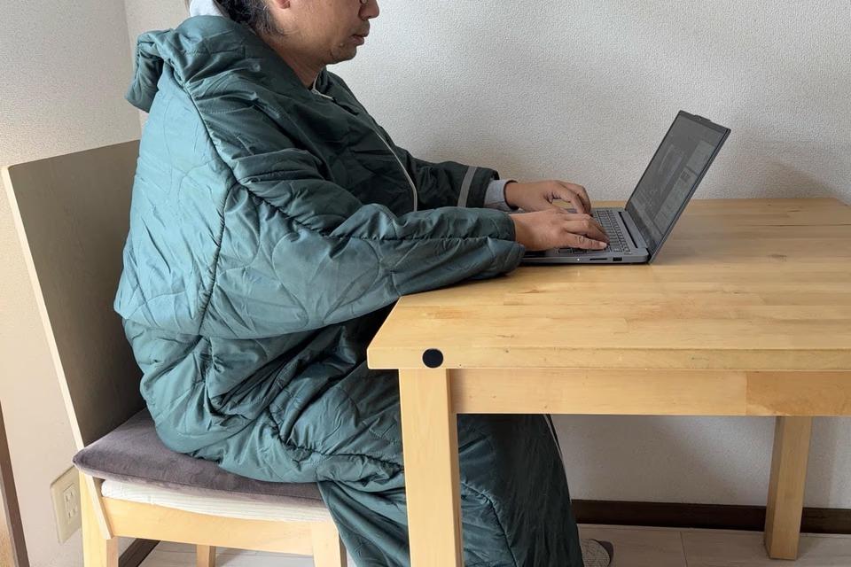 PC作業も掃除も着たままできる。機動力が高すぎる「歩ける寝袋」を試してみた