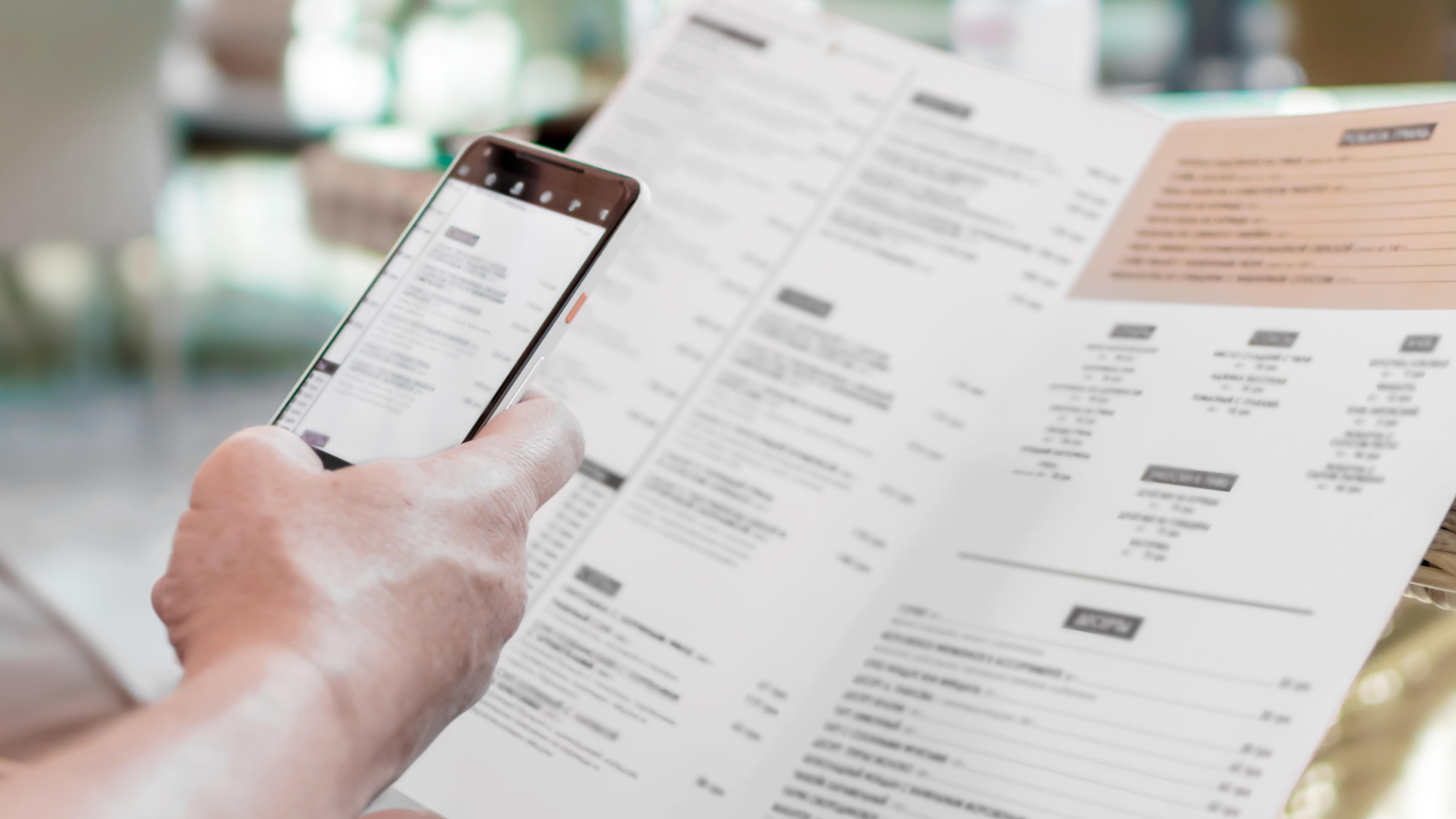 スマホをかざすだけで外国語を日本語に翻訳。その仕組みとは？