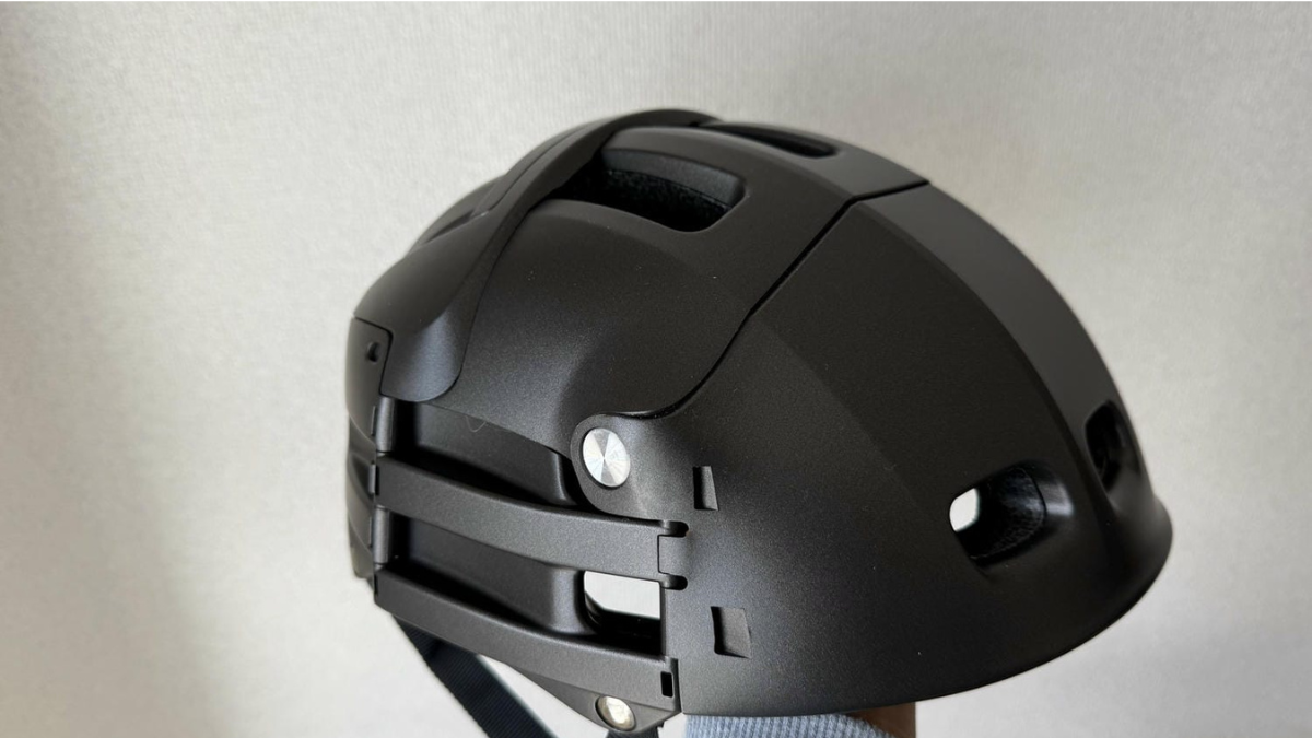 デスクに置いても違和感なし。この「黒い塊」が10秒でヘルメットに早変わりします